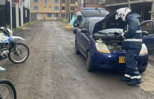Inmovilizan carro azul con el que iban a subir puente peatonal en Bogotá