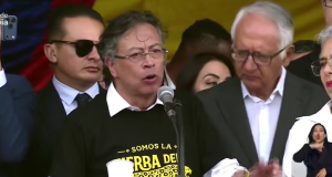 Petro centra su último discurso como presidente en criticar a De la Espriella