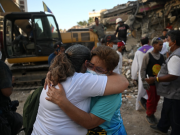 Sentido tributo venezolano a las víctimas del doble sismo de hace un mes