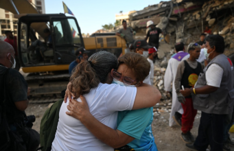 Sentido tributo venezolano a las víctimas del doble sismo de hace un mes