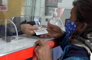 Polémica entre gobiernos entrante y saliente por subsidios para adultos mayores