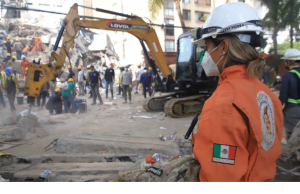 Búsqueda de víctimas por terremoto sigue más allá de las 72 horas