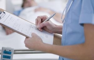 Exsuperintendente de Salud alerta por riesgos de pólizas que podrían dejar sin cobertura a hospitales ante futuras demandas