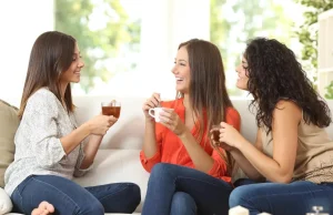 Un estudio encontró una relación entre la amistad, la inteligencia y la satisfacción con la vida