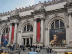 John Galliano renuncia a la exposición que el Met le dedicaría en 2027: “Es mejor que no tenga lugar en este momento”
