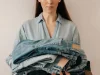 Los jeans de los años 80 regresan al armario: así se llevan en 2026 sin parecer un look retro
