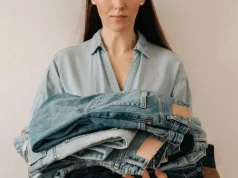 Los jeans de los años 80 regresan al armario: así se llevan en 2026 sin parecer un look retro