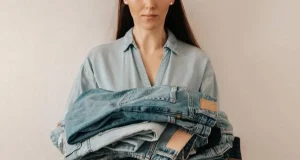 Los jeans de los años 80 regresan al armario: así se llevan en 2026 sin parecer un look retro