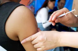 Investigadores desmienten un ‘estudio’ antivacunas que se hizo viral pese a no tener respaldo científico: ‘Las vacunas salvan vidas’