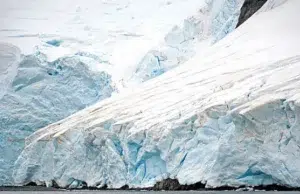 Científicos buscaban un barco perdido en la Antártida, pero encontraron algo inesperado bajo un enorme iceberg y quedaron sorprendidos