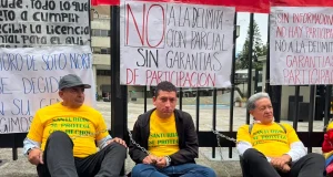 Campesinos y pequeños mineros de Santander se encadenan frente al Ministerio de Ambiente: piden al Gobierno frenar resoluciones sobre minería