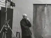 La historia de Ruvén Afanador, el fotógrafo colombiano que ha retratado para Vogue y presenta una obra sobre la memoria y el afecto