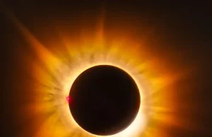 La foto de la Nasa que captó la inusual corona dorada del Sol durante el último eclipse: así se produjo este extraño efecto en el cielo