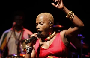 Angélique Kidjo es la primera cantante africana en obtener una estrella en el Paseo de la Fama de Hollywood