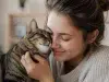 ¿Por qué los gatos prefieren a unas personas sobre otras? Un veterinario explica qué influye en su elección: ‘Se muestra más distante’