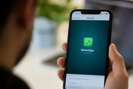 Cómo ocultar que está en línea en WhatsApp y quitar los ‘chulos azules’: pasos para proteger su privacidad
