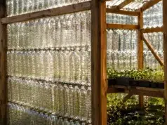 La increíble historia del hombre que recolectó plástico desde el 2012 y construyó un pueblo con botellas en Panamá