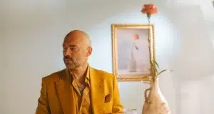 Santiago Cruz estrena ‘4 Vasos y 1 Florero’, una canción sobre el amor, la autoestima y las relaciones