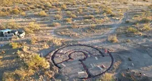 Una familia construye un oasis autosuficiente con luz y agua en medio del desierto de Arizona