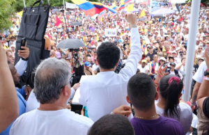 Cepeda desconoce posesión de De la Espriella y lidera protesta en Barranquilla
