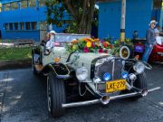 Desfile de Autos Clásicos, con mujeres al volante
