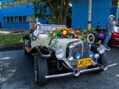 Desfile de Autos Clásicos, con mujeres al volante