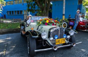 Desfile de Autos Clásicos, con mujeres al volante