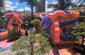 Una serpiente monumental en Sandiego invita a recorrer la naturaleza desde el corazón de Medellín