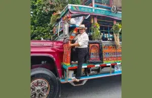 Mujer al volante de un patrimonio sobre ruedas