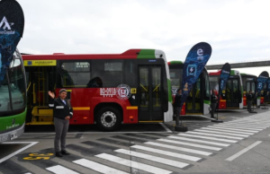 Llegan 50 buses duales articulados eléctricos a Bogotá
