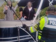 Rescatan a turistas a la deriva en una embarcación, en embalse Peñol-Guatapé