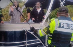 Rescatan a turistas a la deriva en una embarcación, en embalse Peñol-Guatapé