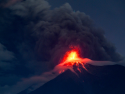 Erupción del volcán de Fuego obliga a evacuar comunidades en Guatemala