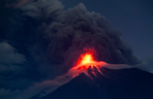 Erupción del volcán de Fuego obliga a evacuar comunidades en Guatemala