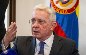 Álvaro Uribe ya está en Cali para la posesión de De la Espriella