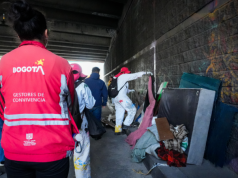 Desmontan 10 cambuches en corredor de la calle 26 en Bogotá