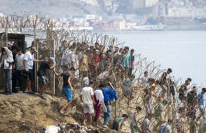 Migración masiva a Ceuta, otro frente de crisis para jefe de gobierno español