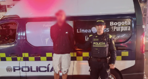 Capturan a hombre por robar y quedar colgado en un bus de Transmilenio