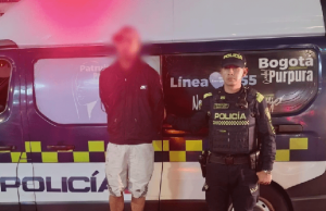 Capturan a hombre por robar y quedar colgado en un bus de Transmilenio